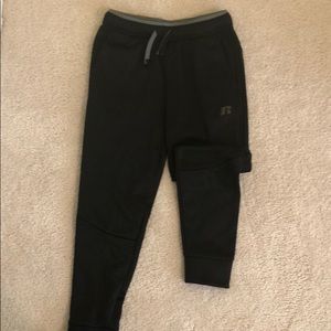 Joggers with elastic waist and tie. Black 6-7